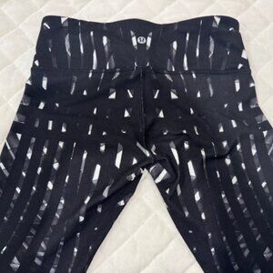 Lululemon Size 6 Low Rise Wunder Under (Long)